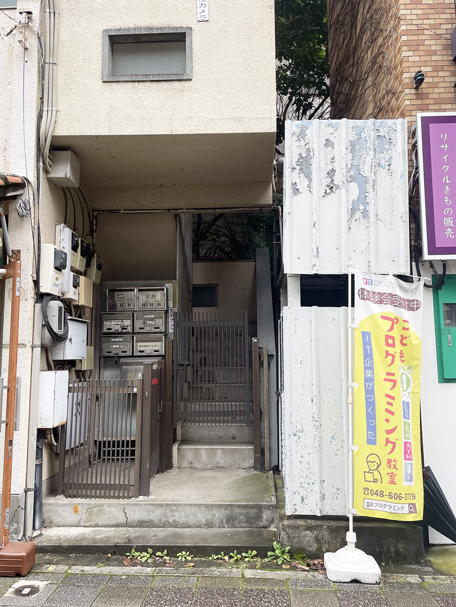 教室が入っている建物の入口と階段