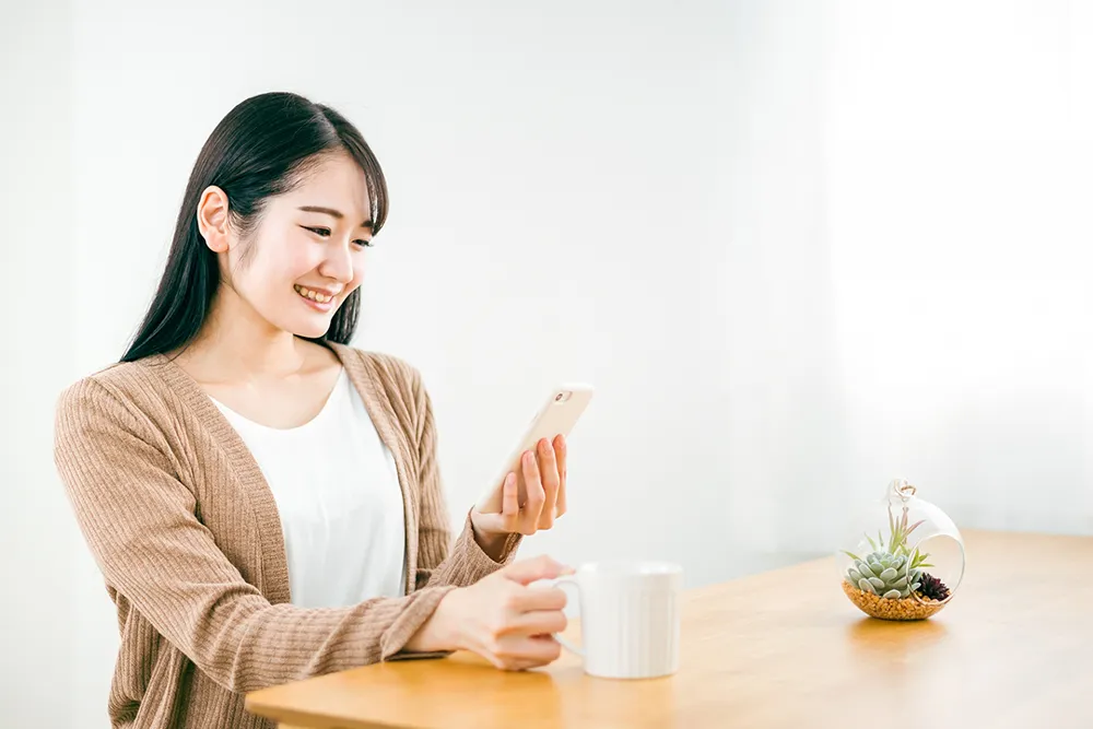 スマホで振替手続きをする保護者