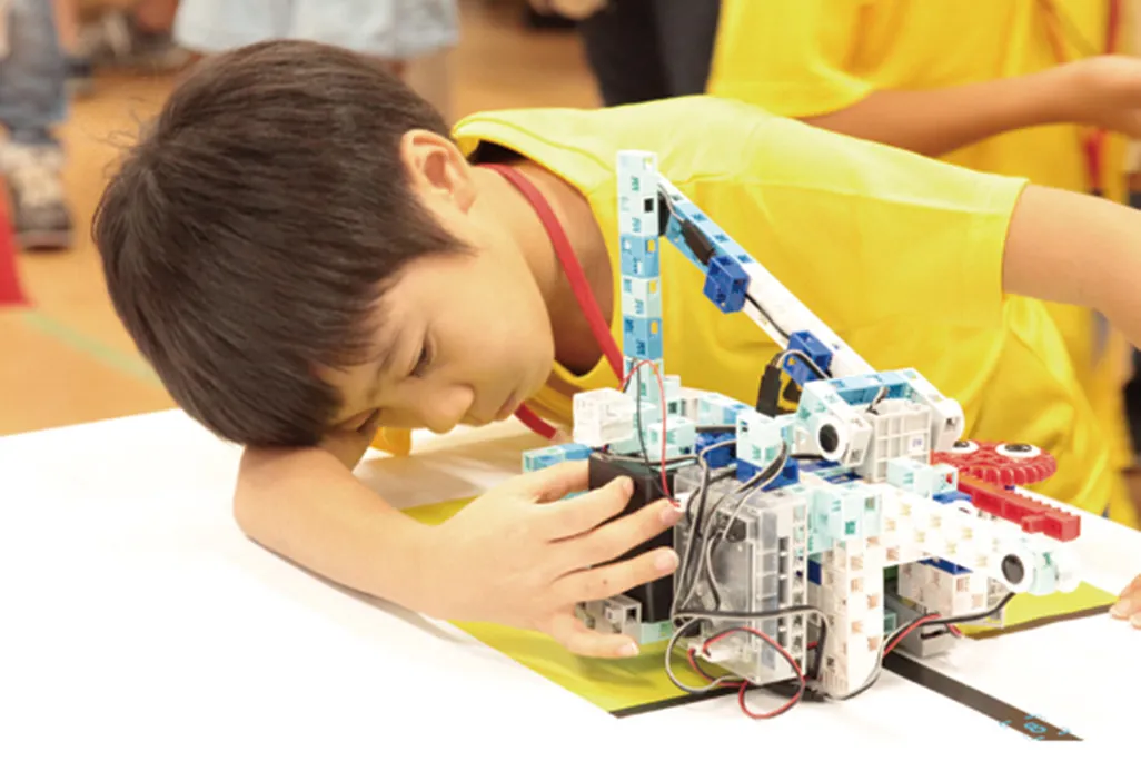 ロボット競技に真剣に取り組む男の子